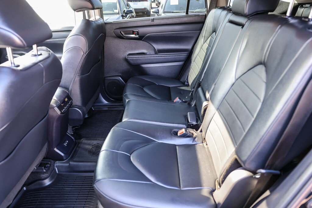 Used 2024 Toyota Highlander XLE FWD image 8