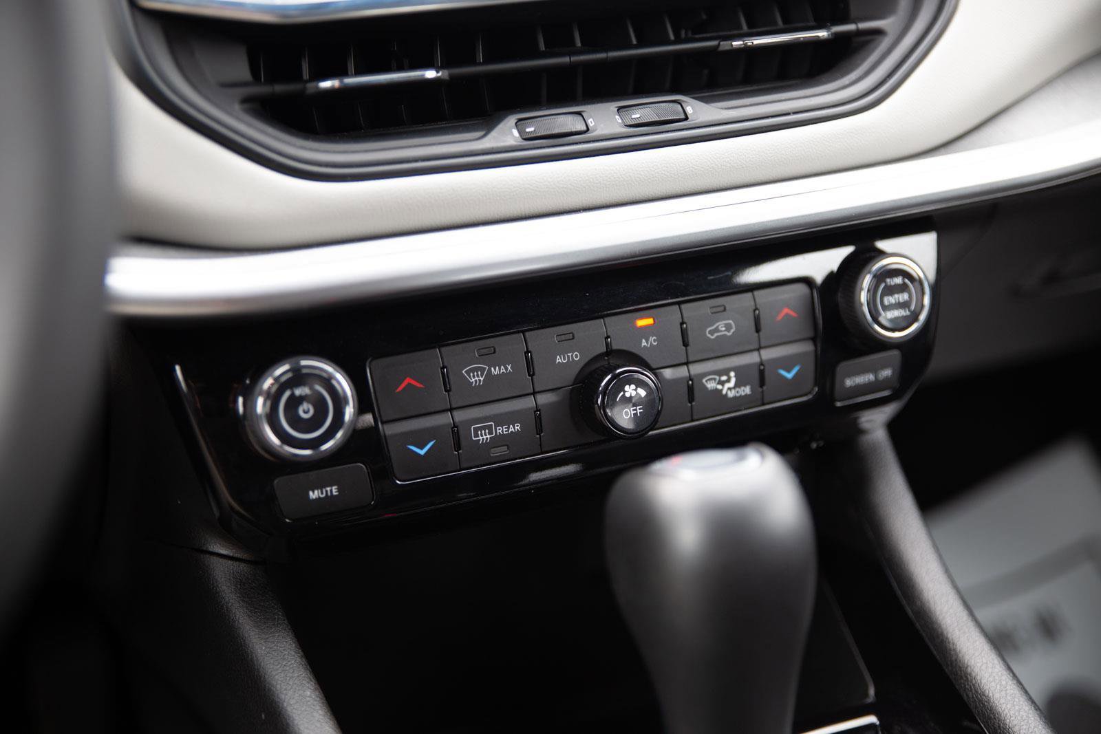 Used 2025 Jeep Compass Limited image 15