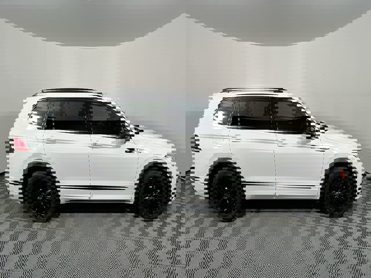 Used 2022 Volkswagen Tiguan SE R-Line image 2