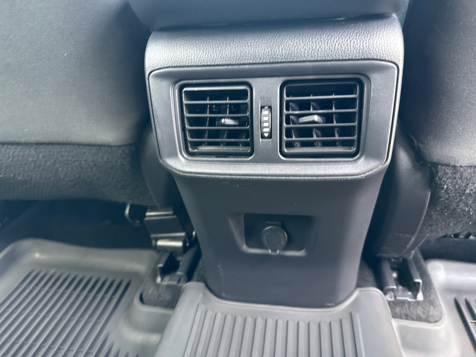 Used 2022 Toyota RAV4 LE image 16