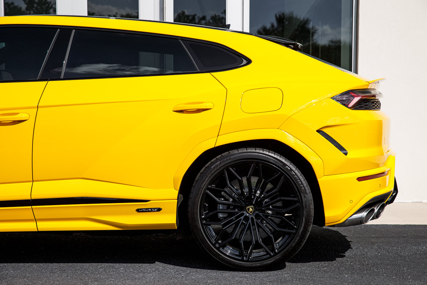 Used 2025 Lamborghini Urus SE AWD/4WD image 8