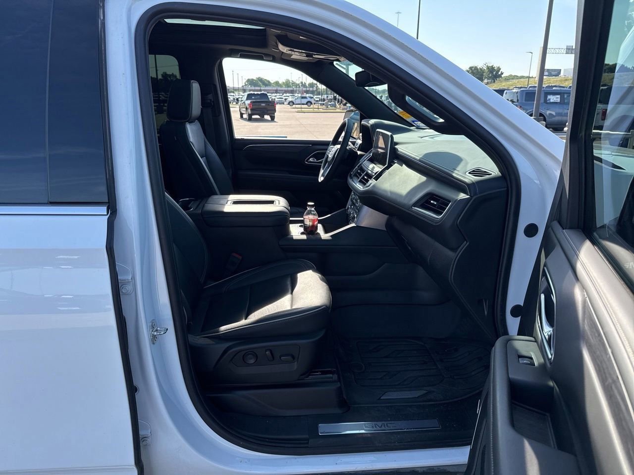 Used 2024 GMC Yukon XL SLT w/ SLT Luxury Package RWD image 14