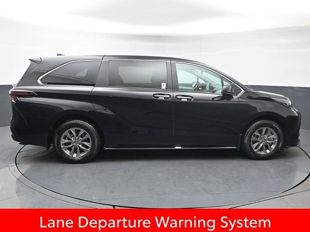 Used 2025 Toyota Sienna XLE image 8