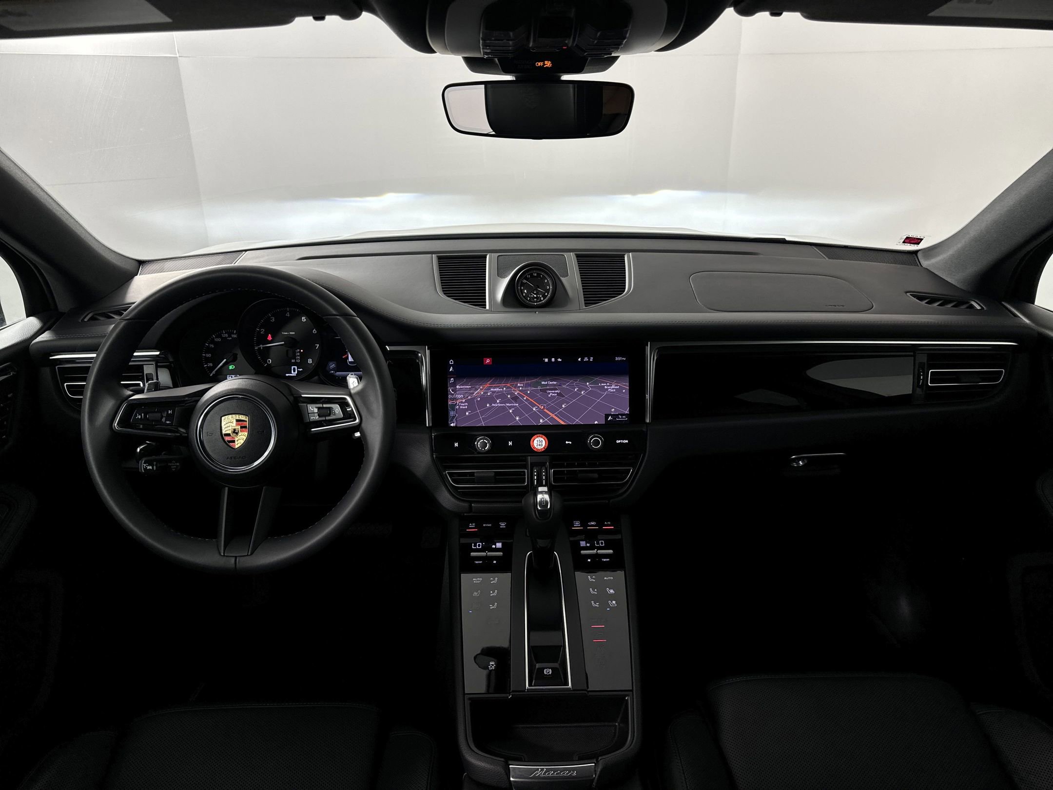 Certified 2025 Porsche Macan image 16