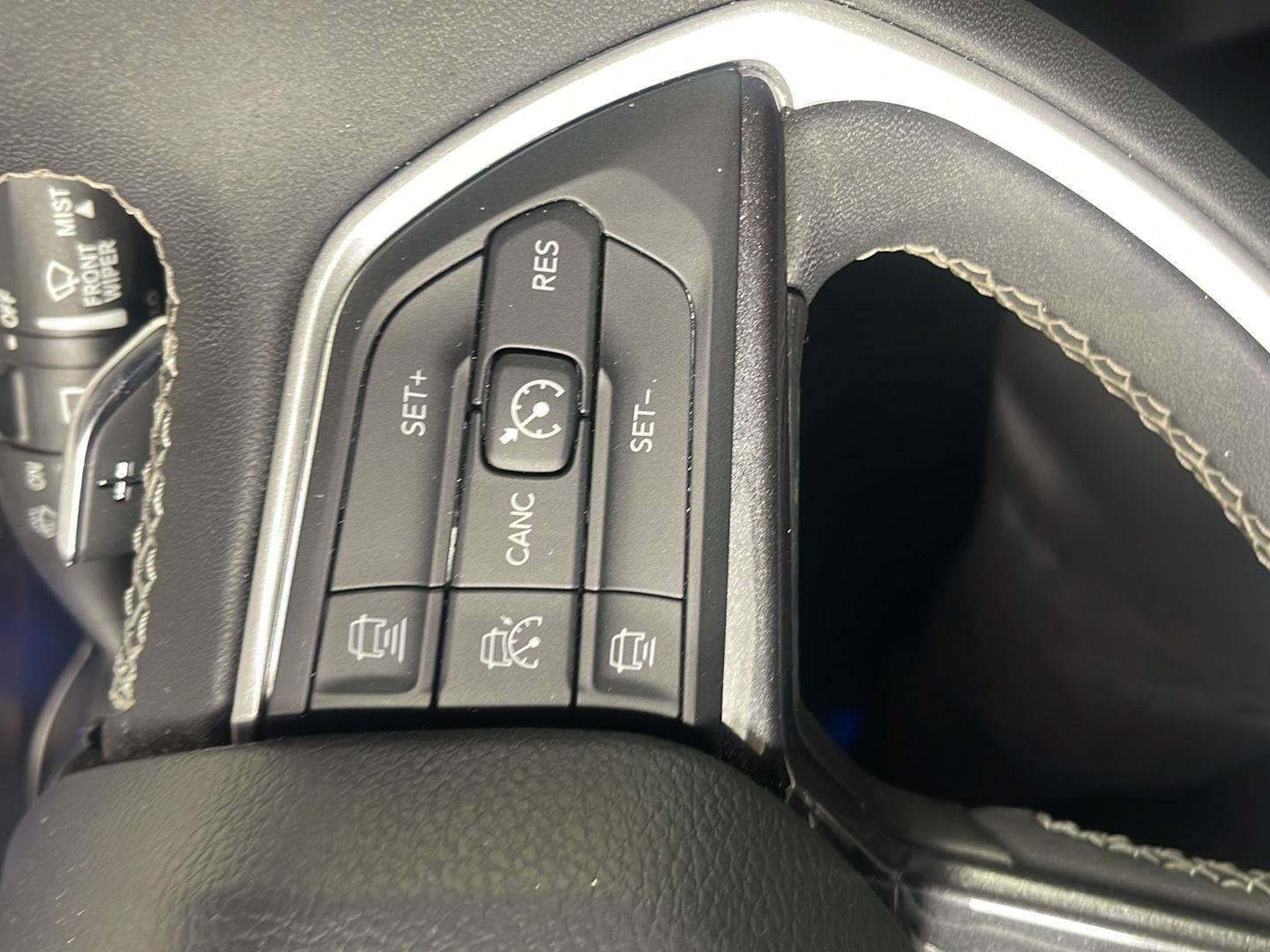 Used 2023 Jeep Grand Cherokee Laredo AWD/4WD image 34