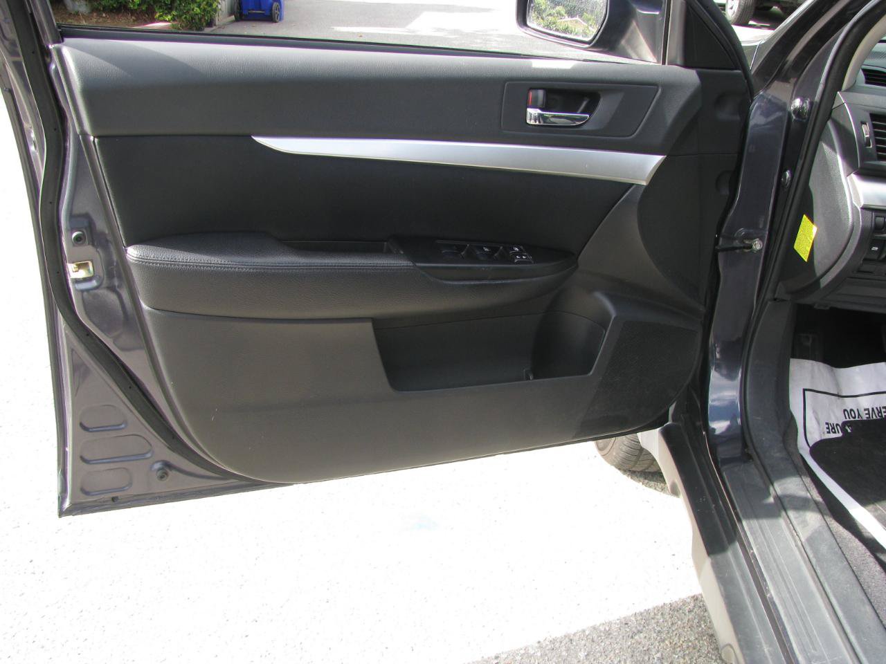 Used 2010 Subaru Outback 2.5i Premium AWD/4WD image 6
