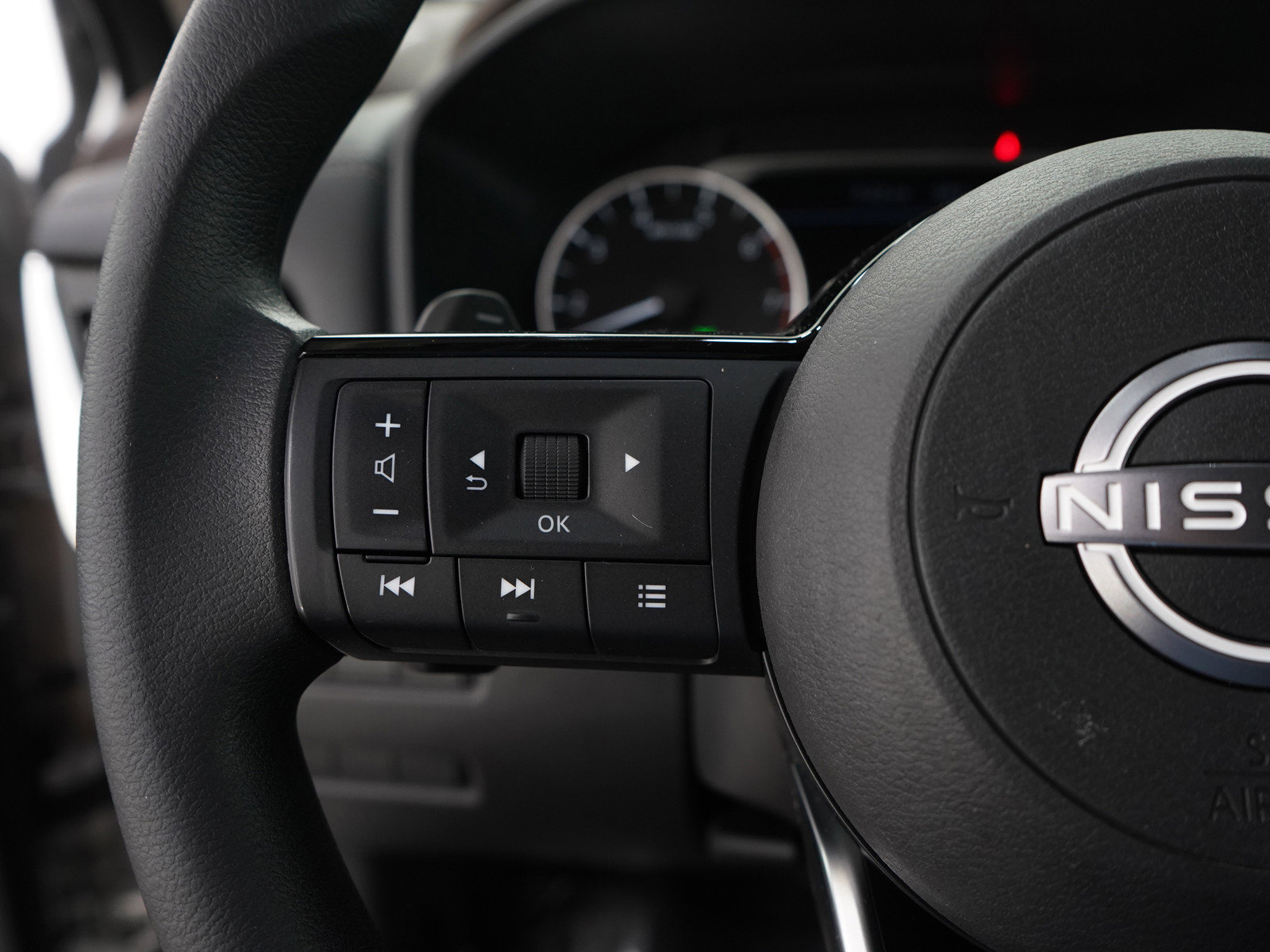 Used 2022 Nissan Rogue SV image 25