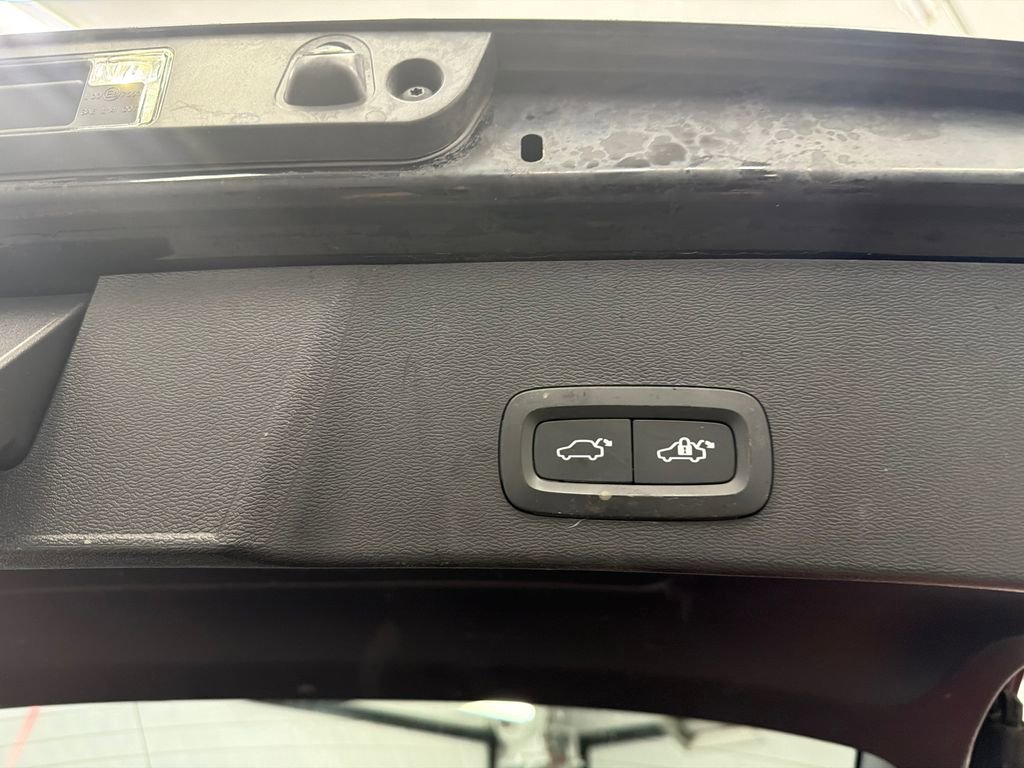 Used 2023 Volvo XC40 B5 Plus image 20