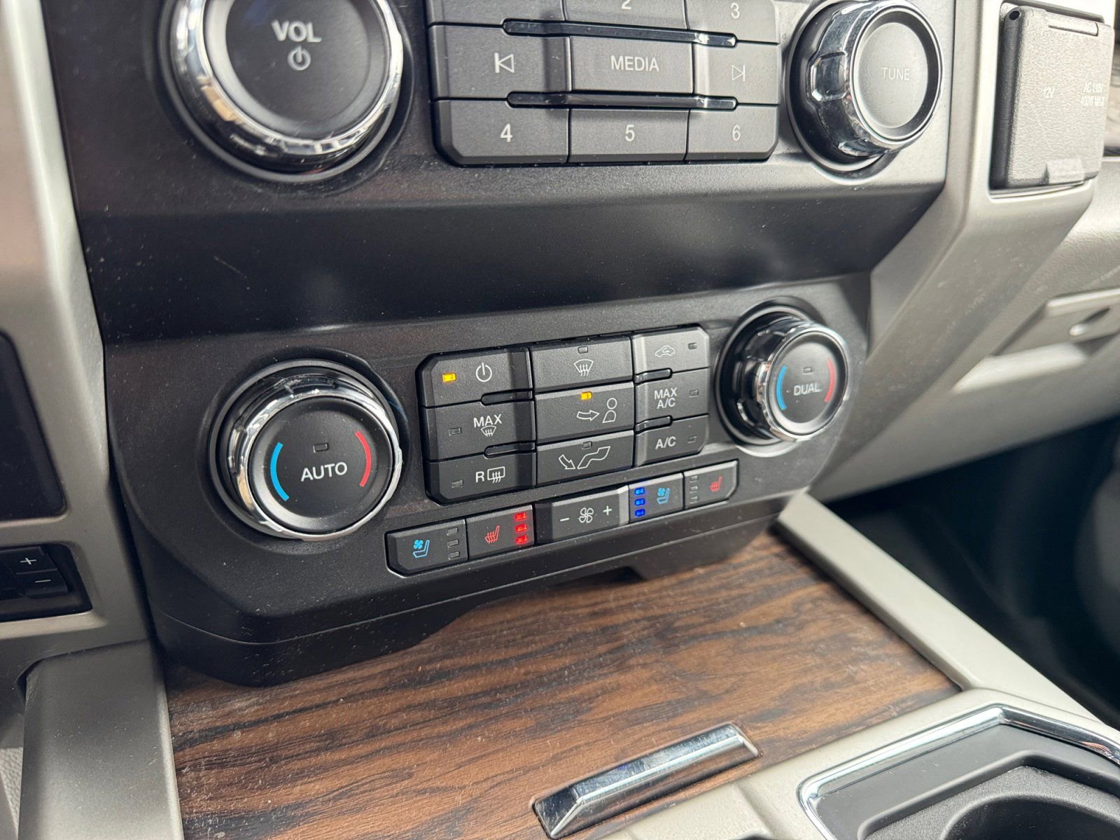 Certified 2019 Ford F150 Lariat image 24
