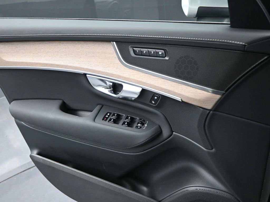 Used 2025 Volvo XC90 B6 Plus image 15