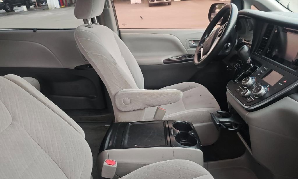 Used 2017 Toyota Sienna LE image 7