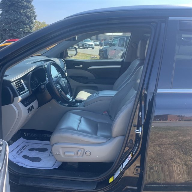 Used 2017 Toyota Highlander XLE image 4