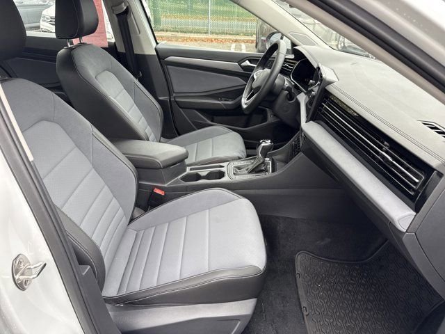 Used 2025 Volkswagen Jetta SE w/ Black Wheel Package image 24