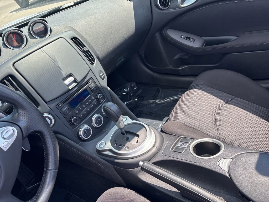 Used 2016 Nissan 370Z Roadster RWD image 14