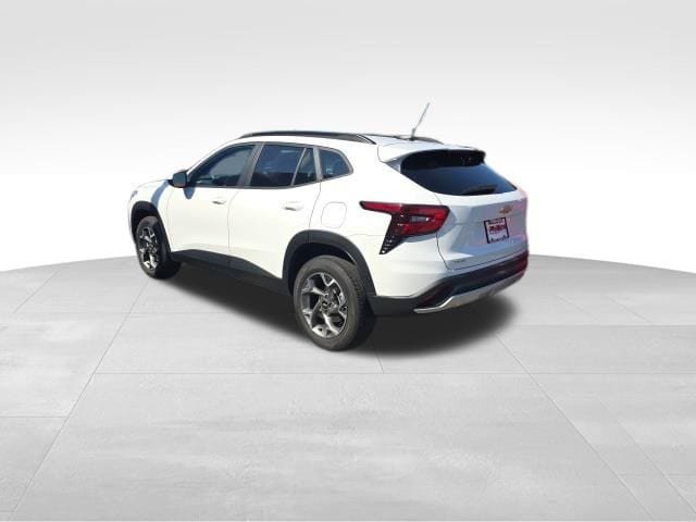 Certified 2025 Chevrolet Trax LT FWD image 3