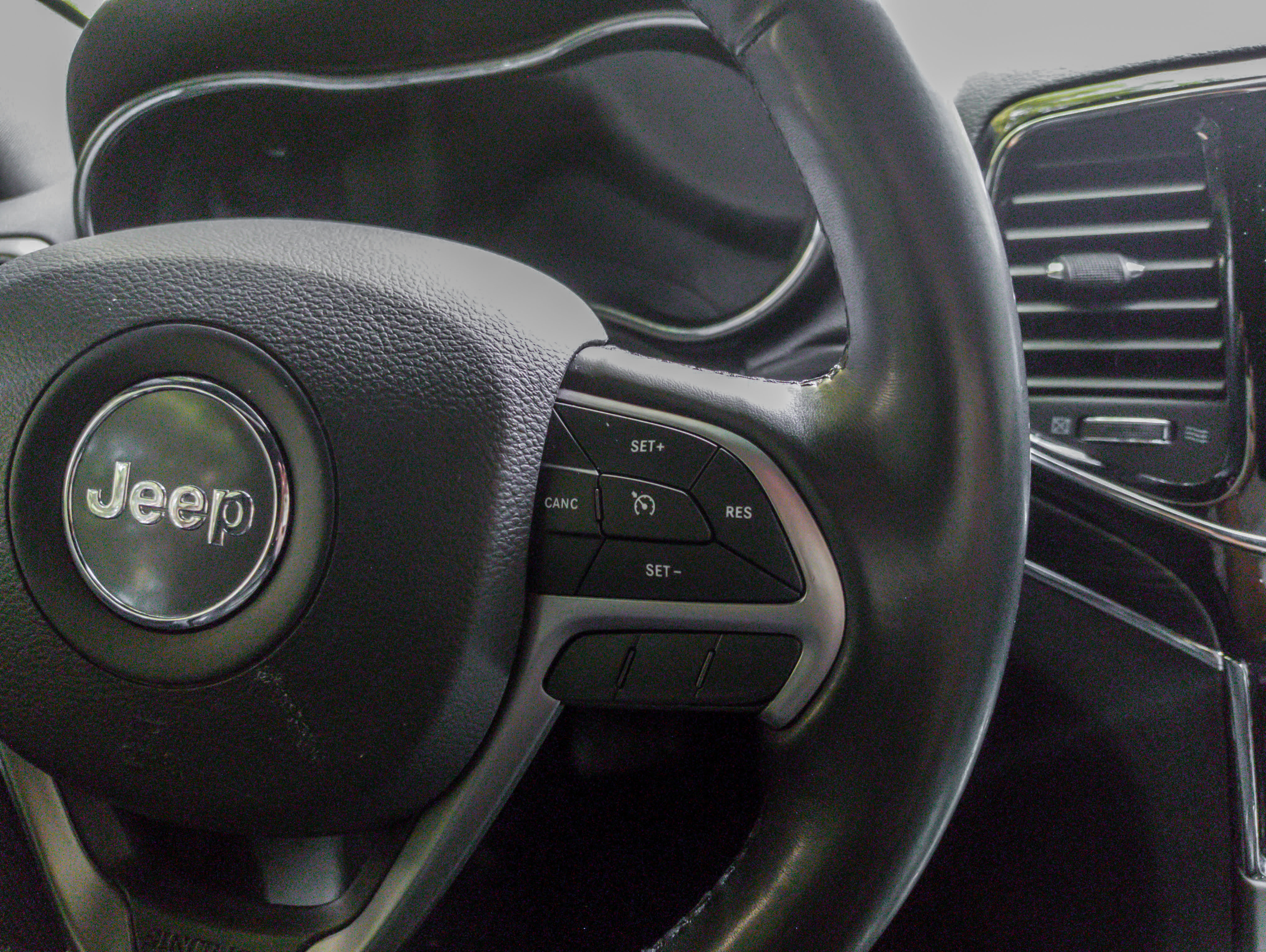 Used 2019 Jeep Grand Cherokee Limited w/ Luxury Group II image 8