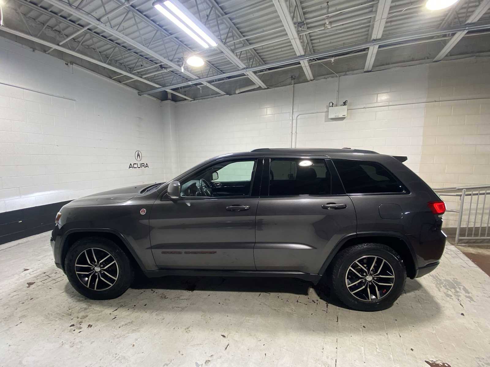 Used 2017 Jeep Grand Cherokee Trailhawk w/ Trailhawk Luxury Group AWD/4WD image 3