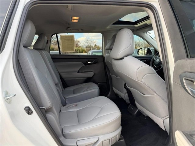 Used 2021 Toyota Highlander XLE image 11