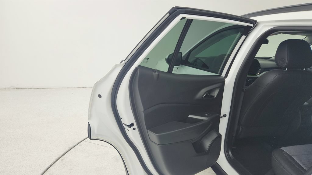 Certified 2025 Chevrolet Trax LT FWD image 21