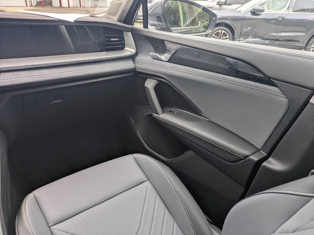 Certified 2025 Volkswagen Tiguan SE AWD/4WD image 17