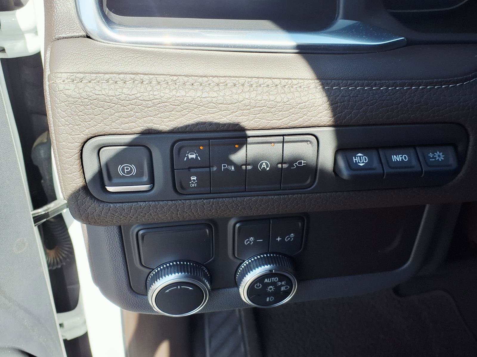 Used 2021 GMC Yukon Denali w/ Advanced Technology Package image 26