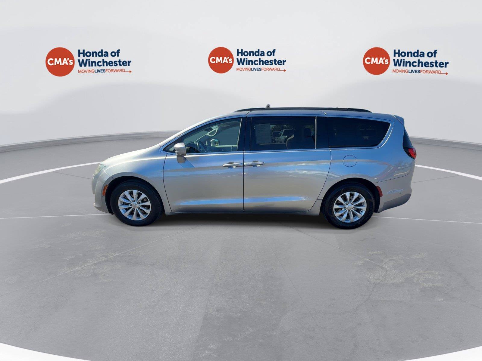 Used 2019 Chrysler Pacifica Touring Plus w/ Advanced Safetytec Group FWD image 5