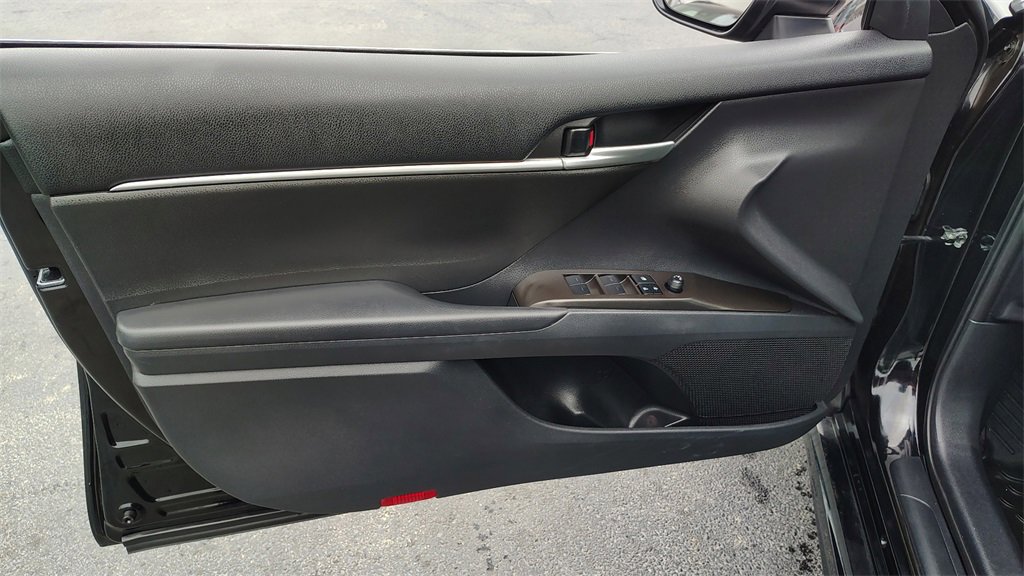 Used 2023 Toyota Camry SE image 8