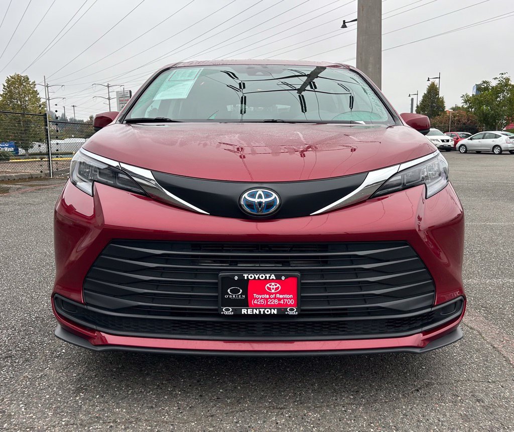Certified 2024 Toyota Sienna LE AWD/4WD image 2