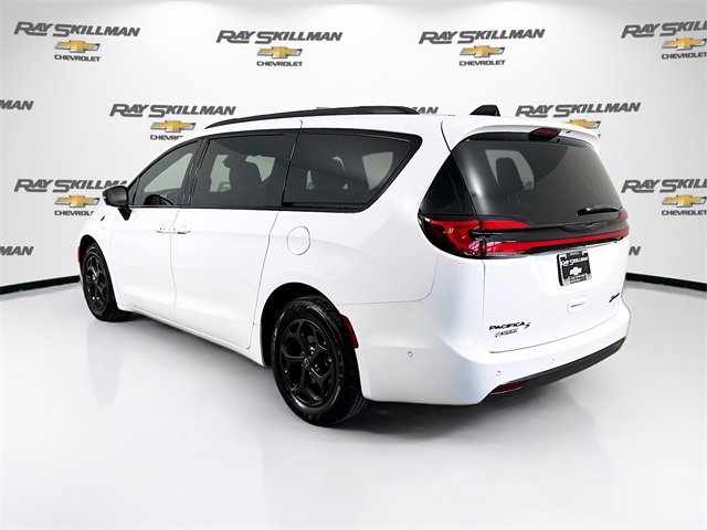 Used 2025 Chrysler Pacifica Premium image 5