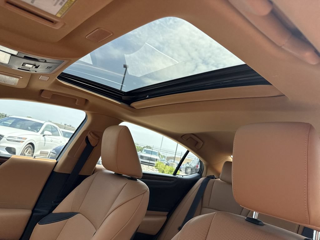 Used 2025 Lexus ES 300h w/ Premium Package FWD image 28