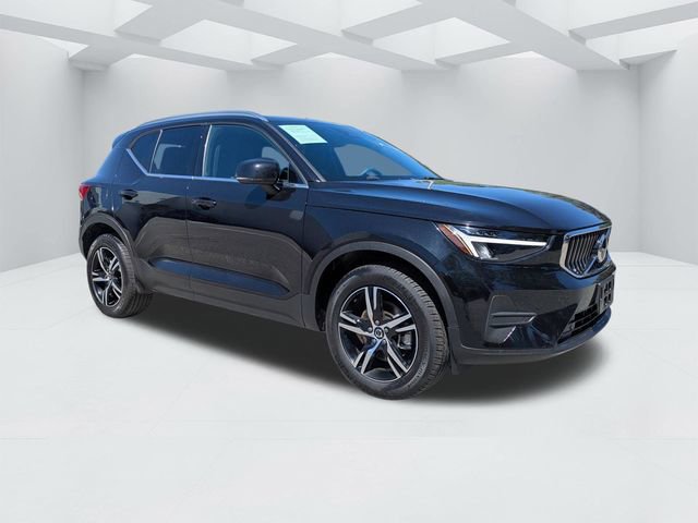 Certified 2025 Volvo XC40 B5 Core AWD/4WD image 2