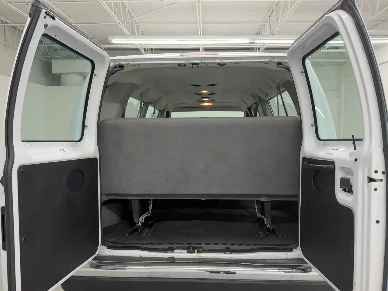Used 2003 Ford E-350 and Econoline 350 XL RWD image 33
