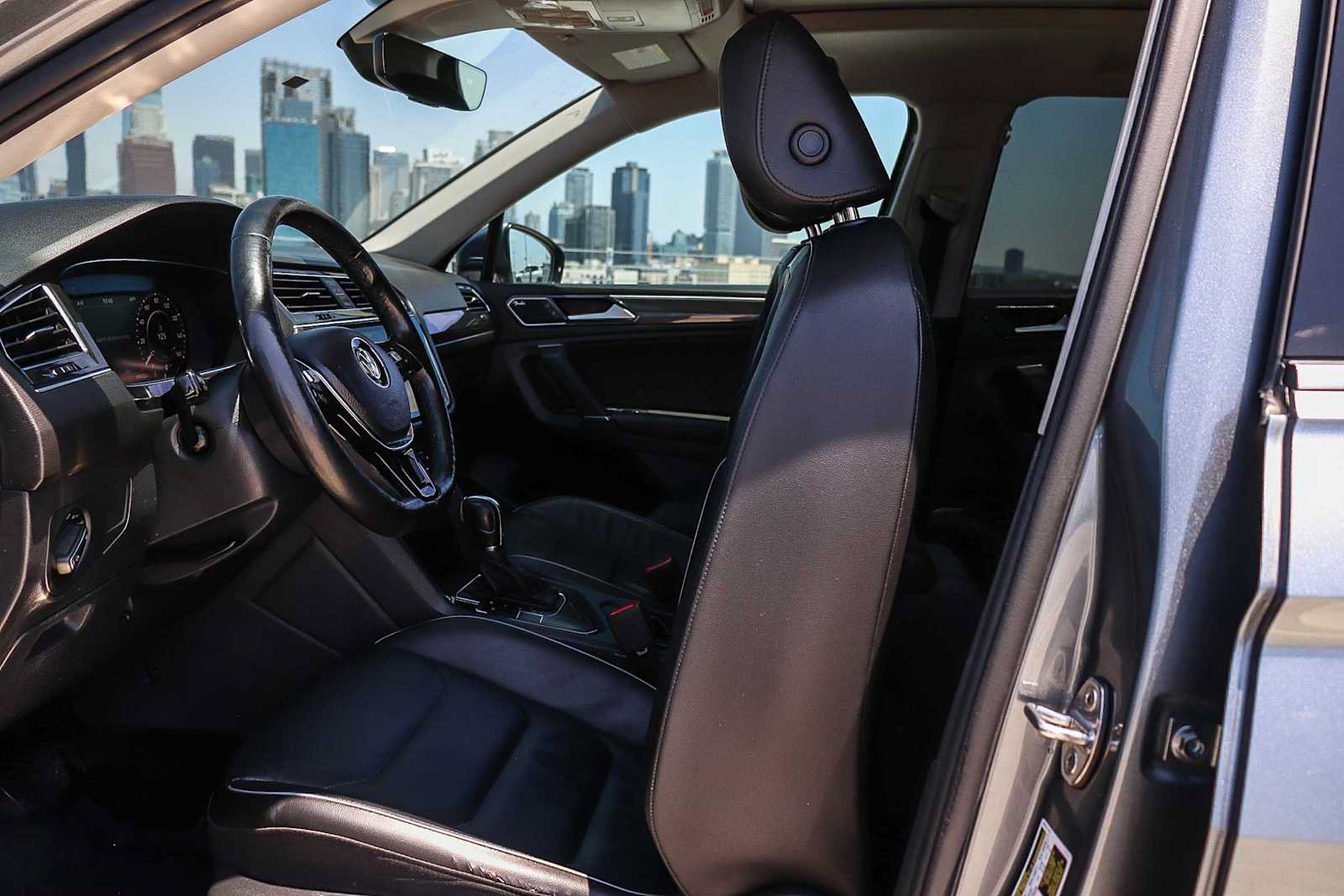 Used 2018 Volkswagen Tiguan SEL Premium FWD image 18
