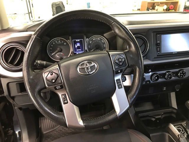 Used 2018 Toyota Tacoma SR5 AWD/4WD image 12