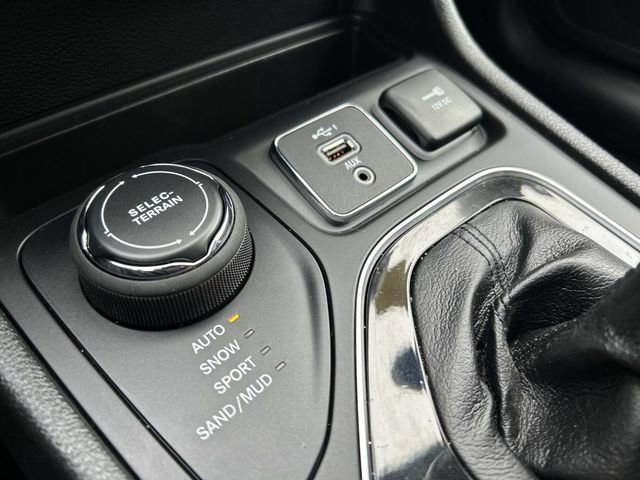 Used 2022 Jeep Cherokee Limited AWD/4WD image 38