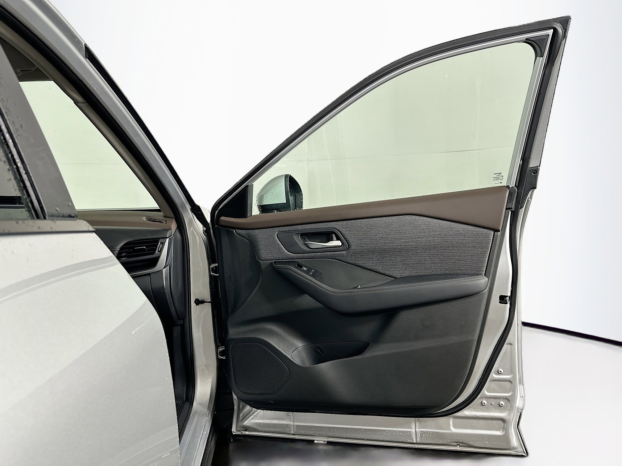 Used 2023 Nissan Rogue SV image 31