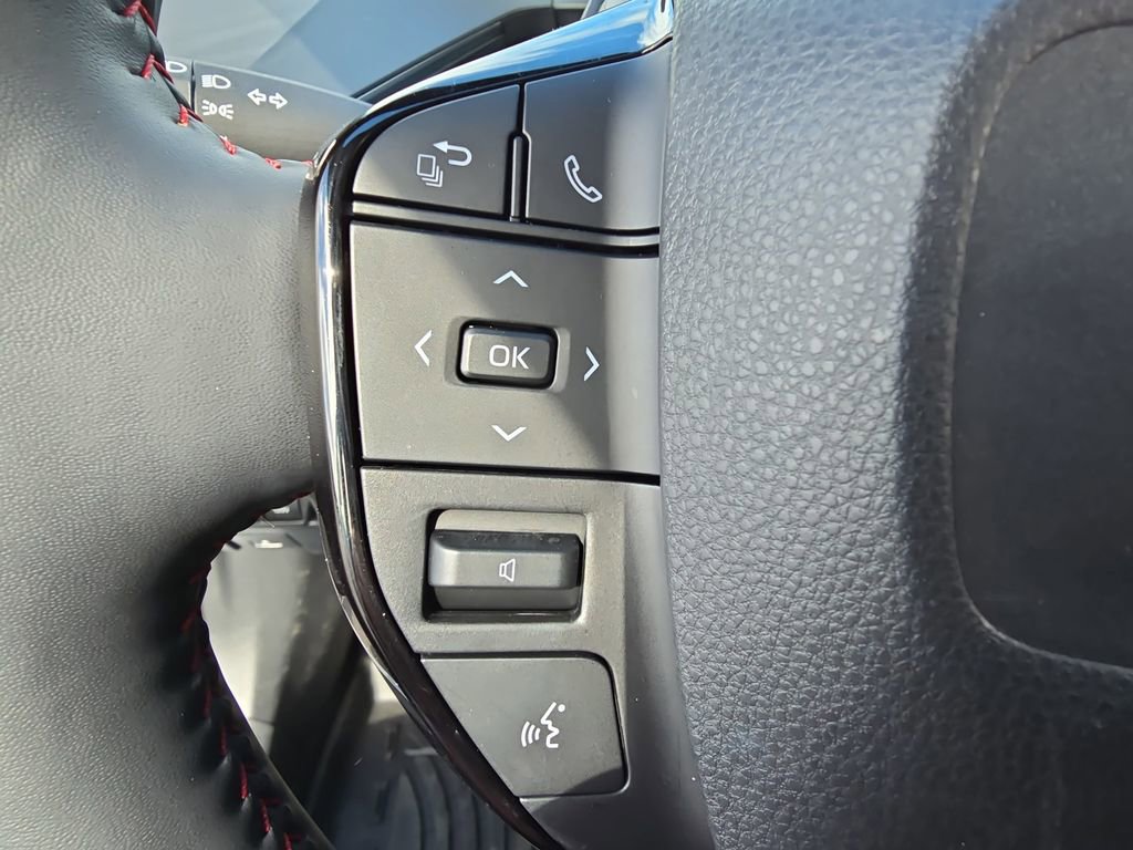 Used 2025 Toyota Prius Plug-In Hybrid image 17