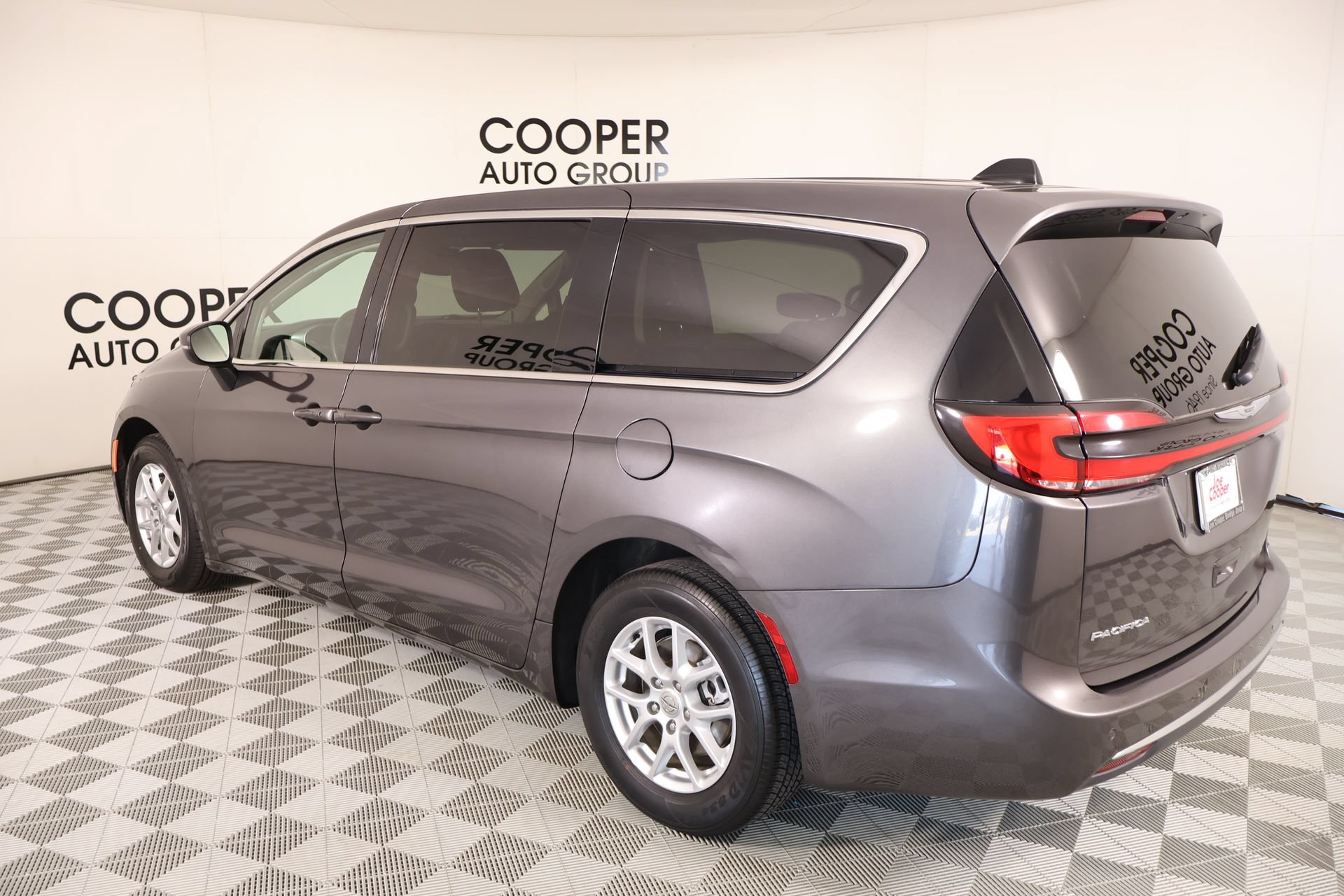 Used 2023 Chrysler Pacifica Touring-L FWD image 22