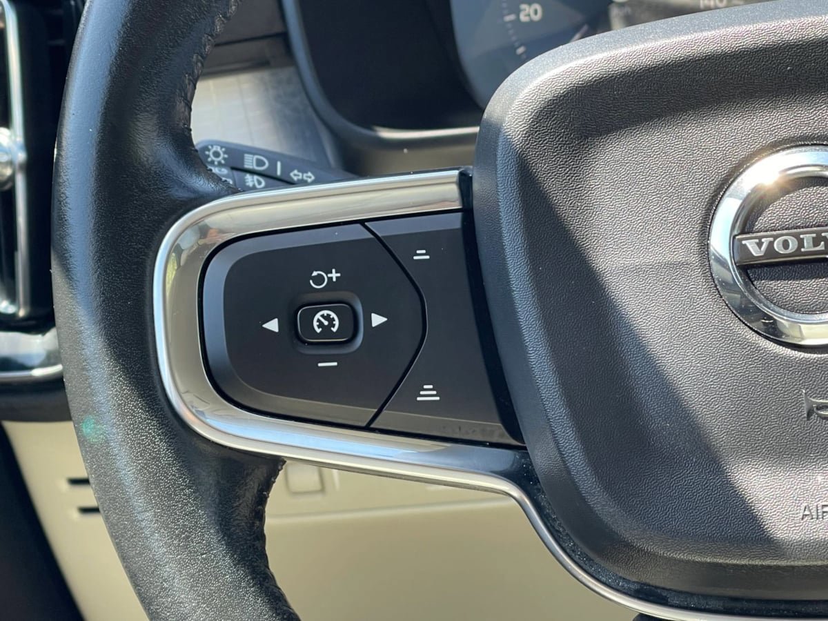 Used 2019 Volvo XC40 T4 Momentum FWD image 30