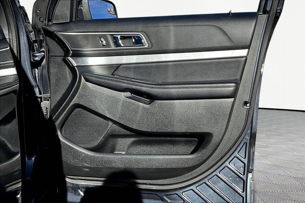 Used 2017 Ford Explorer XLT w/ Equipment Group 201A image 19