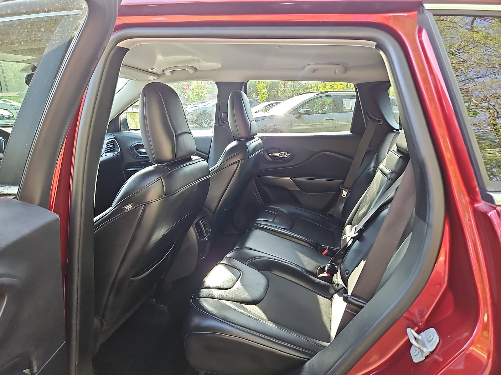 Used 2019 Jeep Cherokee Latitude Plus w/ Cold Weather Group image 10