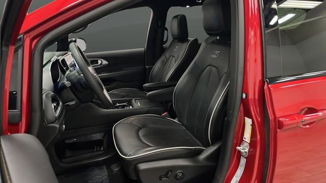Used 2025 Chrysler Pacifica Limited image 9