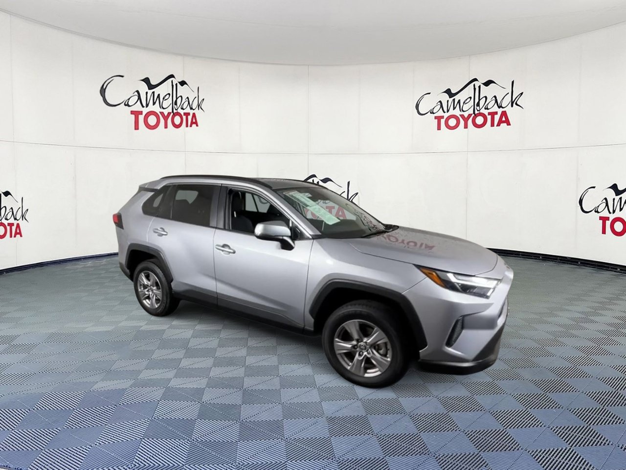 Used 2025 Toyota RAV4 XLE FWD image 2