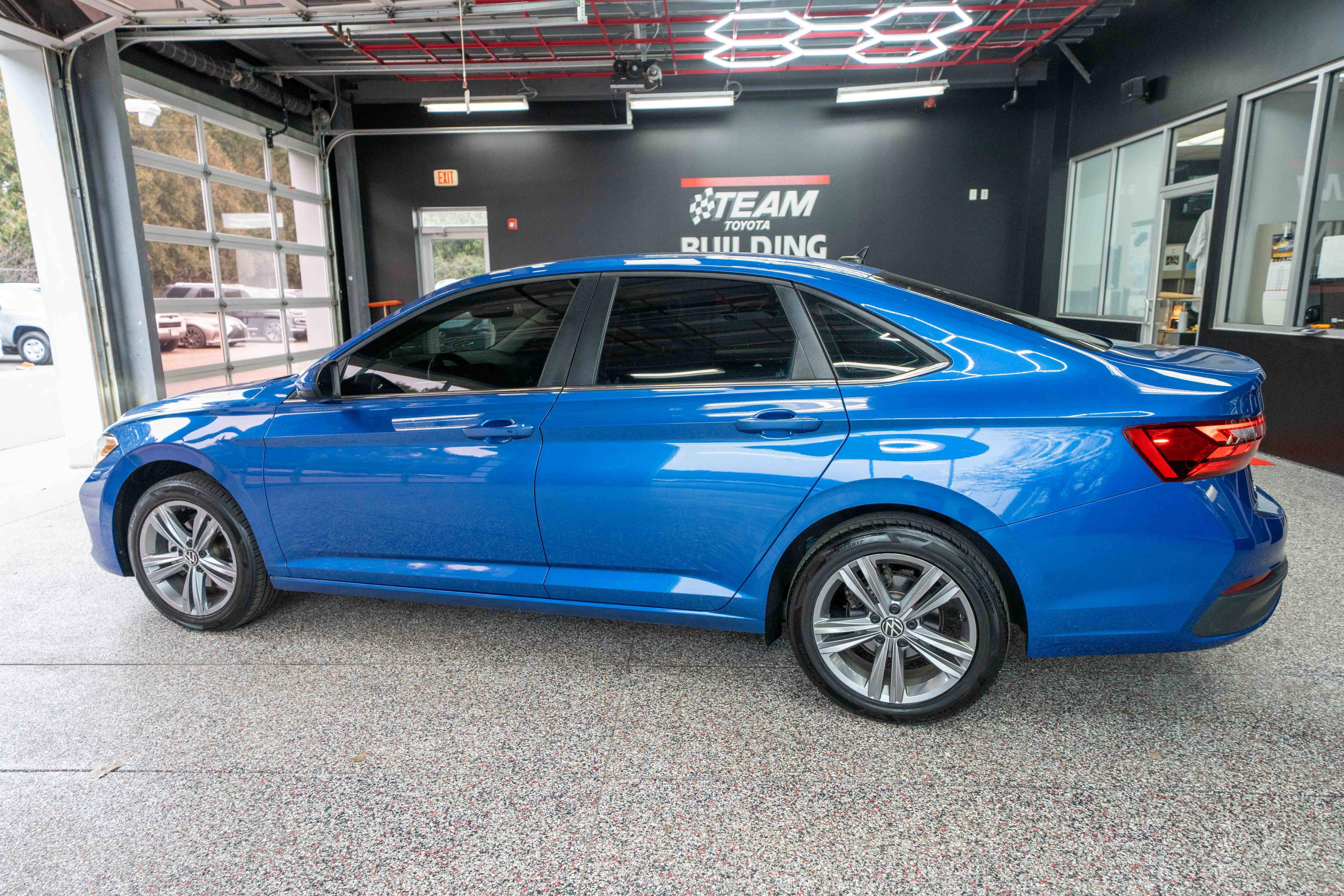 Used 2022 Volkswagen Jetta SE image 2