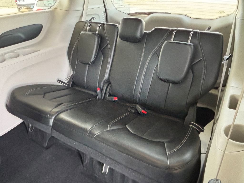 Used 2024 Chrysler Pacifica Touring-L FWD image 22