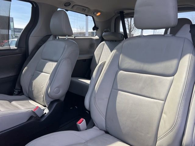 Used 2015 Toyota Sienna Limited Premium image 30