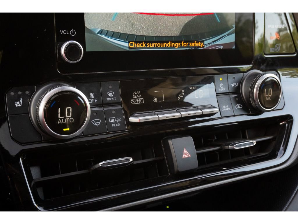 Used 2024 Toyota Highlander XLE FWD image 27