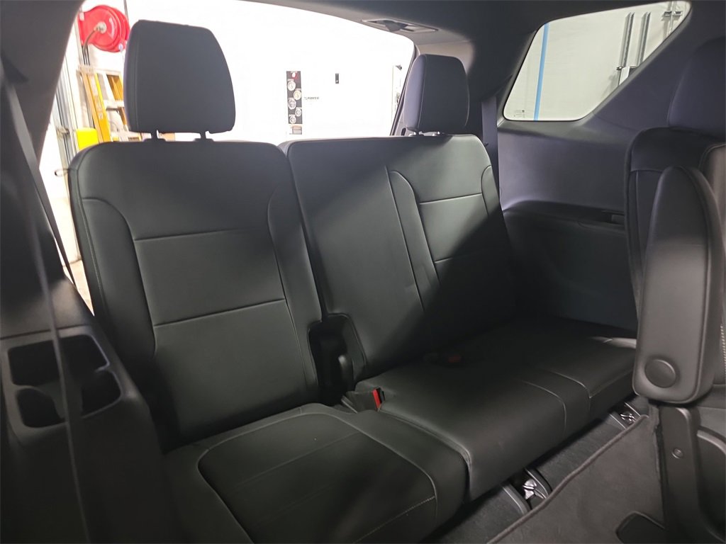 Used 2023 Chevrolet Traverse LT w/ Rear Camera Mirror Package image 12