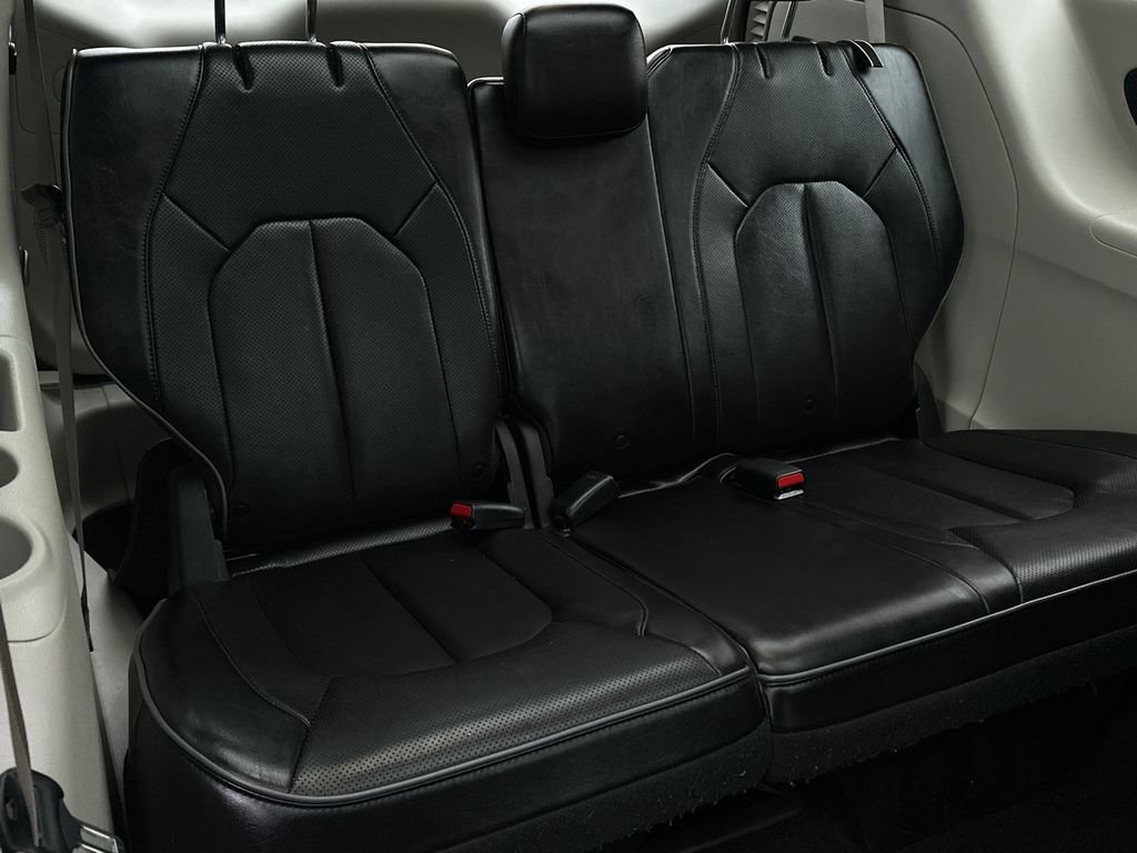 Used 2019 Chrysler Pacifica Limited image 17