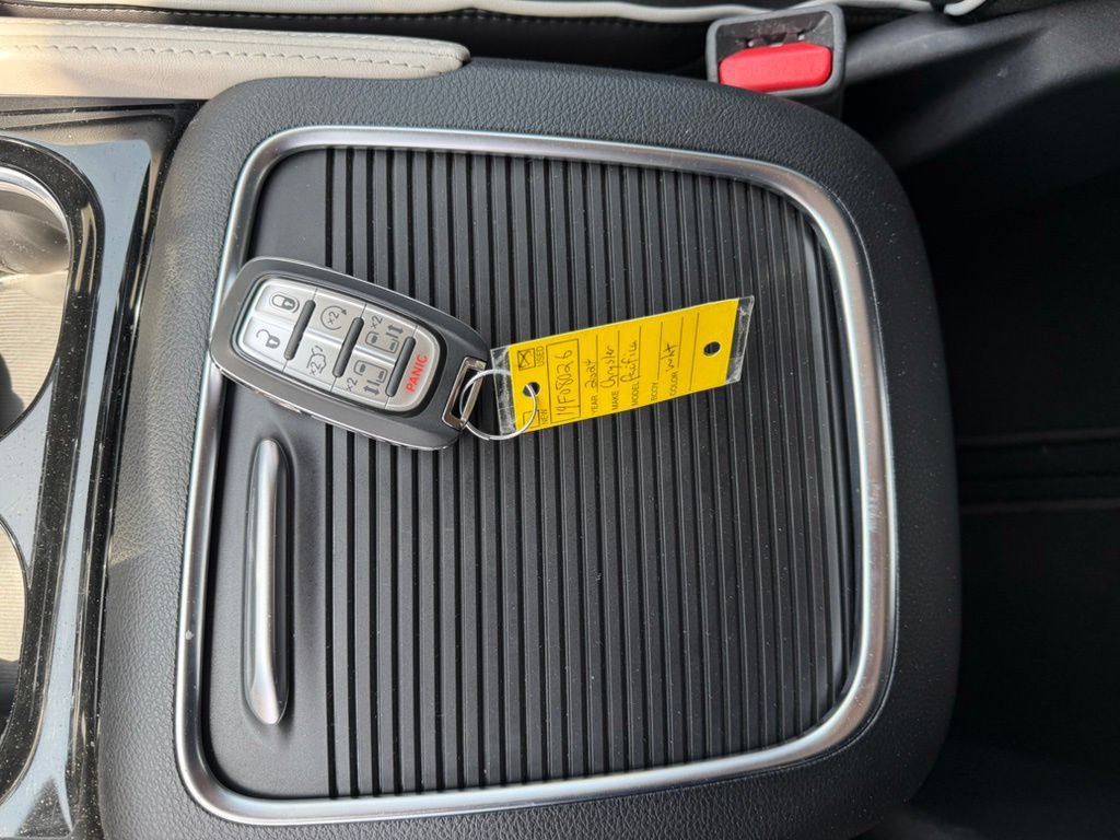 Used 2024 Chrysler Pacifica Limited FWD image 2